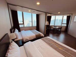 Habitación Royal con 2 camas individuales | Escritorio, wifi gratis, ropa de cama