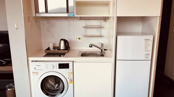 Luxury Twin Room | Private kitchen | Fridge, microwave