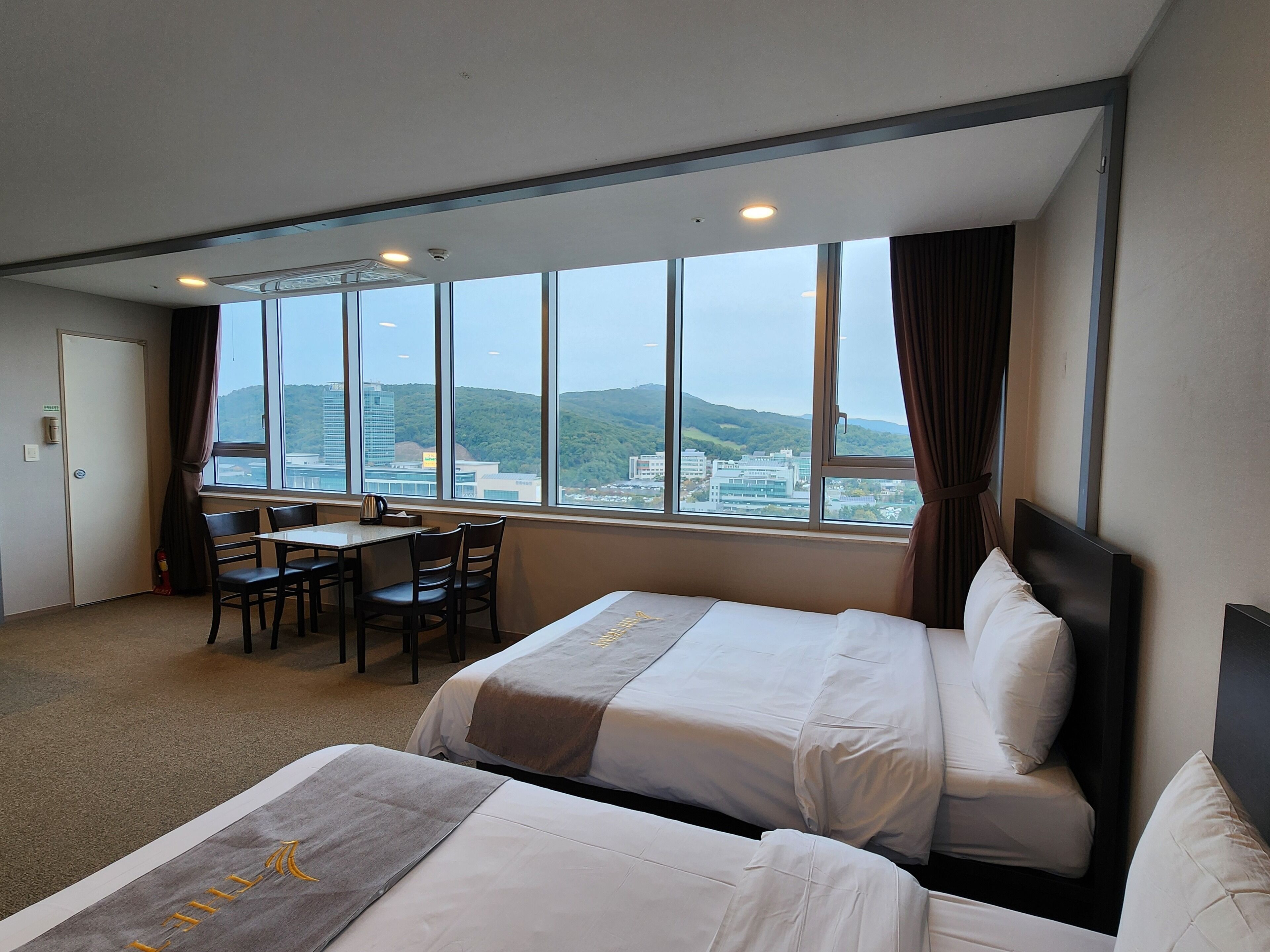 Luxury Twin Room | Desk, free WiFi, bed sheets