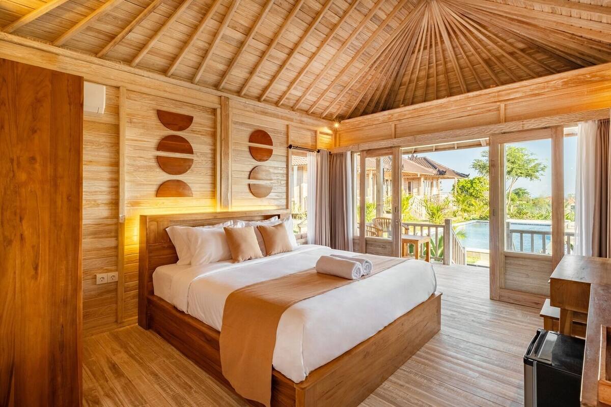 Bungalow, balcón, vistas a la piscina | Escritorio, espacio para trabajar con un portátil, wifi gratis