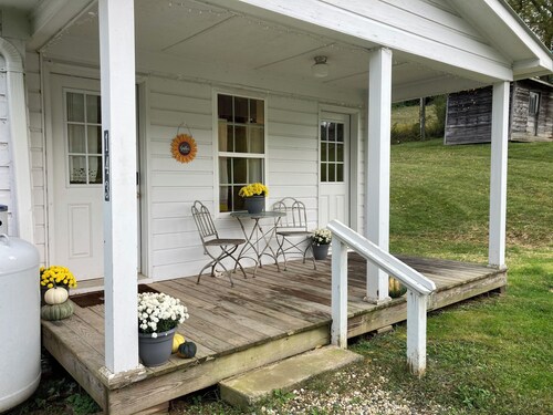 Charming, family-friendly 3-bedroom farmhouse near West Jefferson