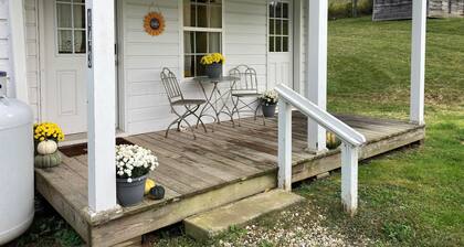 Charming, family-friendly 3-bedroom farmhouse near West Jefferson