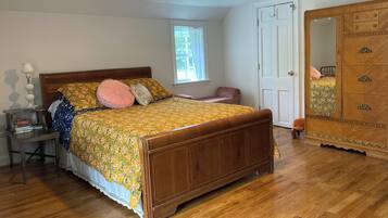 3 bedrooms, desk, iron/ironing board, free WiFi