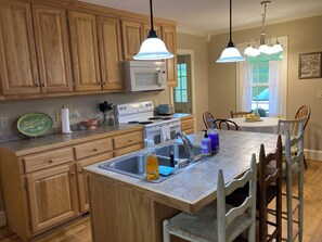 Mikrobølgeovn, ovn, kokeplater og oppvaskmaskin