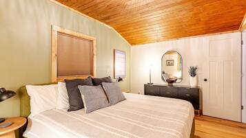 2 bedrooms, desk, WiFi, bed sheets
