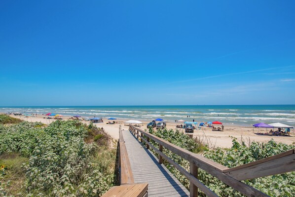 On the beach - La Mirage Condo 122 Beachfront Resort Condominiums with Private Boardwalk (Port Aransas)