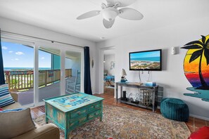 TV, tavolo da calcetto, tavolo da ping pong, libri