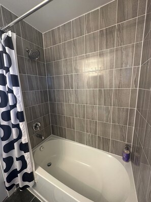 Toalhas de banho, sabonete, shampoo, papel higiênico