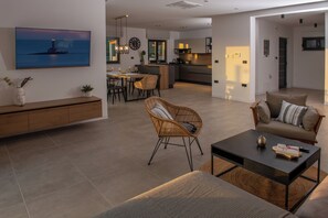 TV - Luxury Villa Serena "007" with heated pool, 5 stars. (Svetvinčenat)