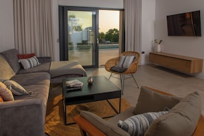 TV - Luxury Villa Serena "007" with heated pool, 5 stars. (Svetvinčenat)