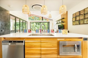 Frigorífic, microones, forn i placa de cuina