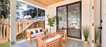 3BR Coastal Charm – 1 Mile to Downtown, Minutes from the Beach - Waffle Bar
