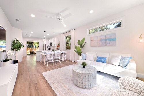 3BR Modern Coastal Cottage • Coffee & Waffle Bar • near Downtown & Beach