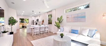 3BR Modern Coastal Cottage • Coffee & Waffle Bar • near Downtown & Beach