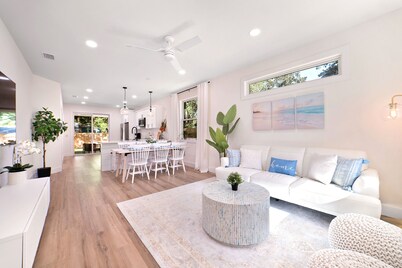 3BR Modern Coastal Cottage • Coffee & Waffle Bar • near Downtown & Beach