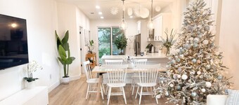 Coastal Holiday Cottage - 3BR • Waffle Bar • 1mi to Downtown Nights of Lights