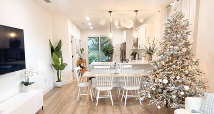 Coastal Holiday Cottage - 3BR • Waffle Bar • 1mi to Downtown Nights of Lights