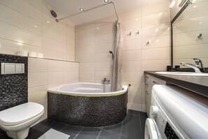 Kostenlose Toilettenartikel, Haartrockner, Handtücher
