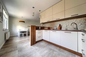 Fridge, microwave, oven, stovetop - Babiego Lata Spacious Apartment (Wroclaw)