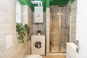 Bruser, hårtørrer, bidet, håndklæder