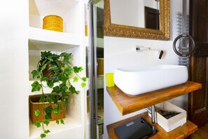 Bruser, hårtørrer, bidet, håndklæder