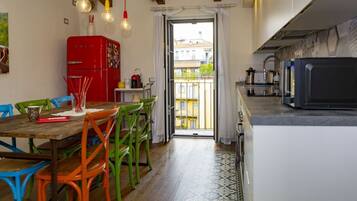 Frigorifero, microonde, forno, piano cottura