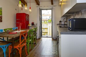 Réfrigérateur, micro-ondes, four, plaque de cuisson