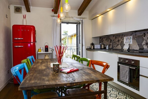 雪櫃、微波爐、焗爐、爐具