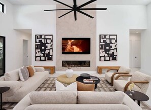 Smart TV y chimenea 