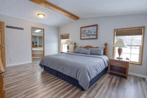 4 bedrooms, desk, iron/ironing board, travel crib