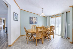 Dining - Early check-in, Late checkout: spacious 4-bedroom 3-bath house in Ellicottville (Ellicottville)