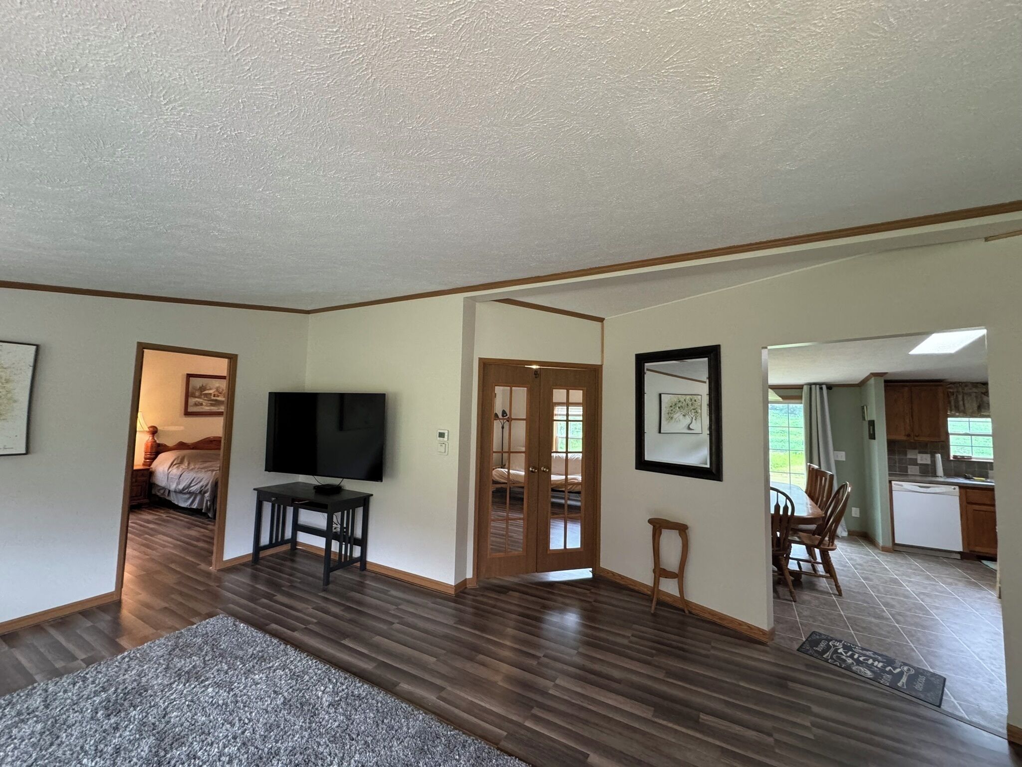 4 عدّة غرف نوم ومكتب ومكواة/لوح كي وسرير سفر