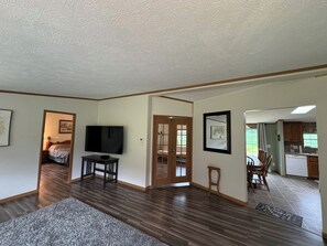 4 chambres, bureau, fer et planche à repasser, lit parapluie