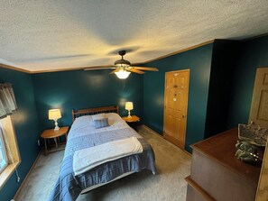 4 間睡房、書桌、熨斗/熨衫板、可攜式嬰兒床