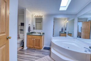 Shower, jetted tub, hair dryer, towels - Early check-in, Late checkout: spacious 4-bedroom 3-bath house in Ellicottville (Ellicottville)