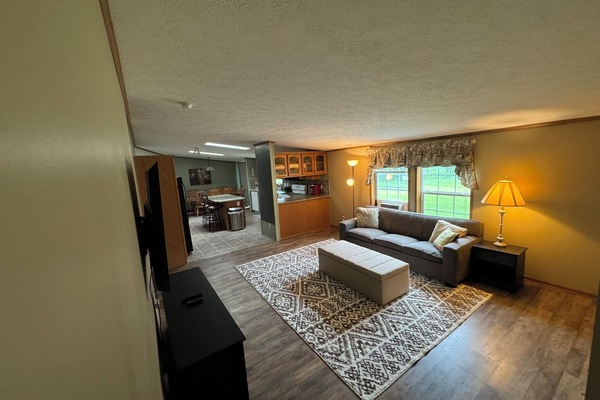 Una Smart TV, libros, una oficina