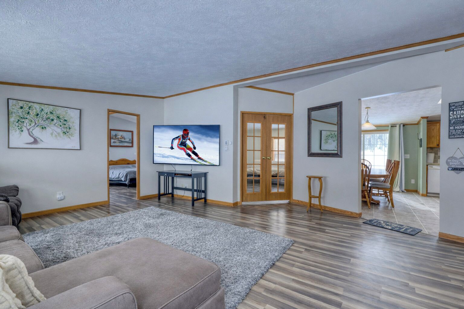 4 bedrooms, desk, iron/ironing board, travel crib