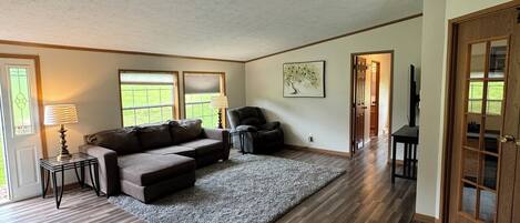 TV connectée, livres, espaces bureaux