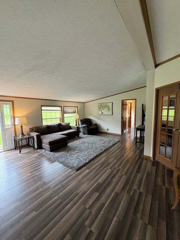 TV connectée, livres, espaces bureaux