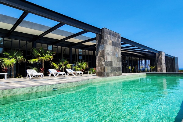 Una piscina al aire libre