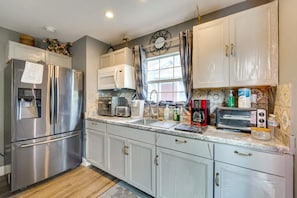 Kylskåp, mikrovågsugn, ugn och spishäll