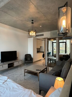 Studio | Private kitchenette | Full-size fridge, oven, stovetop, dishwasher - Sinpas Queen Bomonti Residence By Bondy (Istanbul)