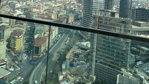 A cityscape with modern high-rise buildings, a busy road, and a construction site. - Sinpas Queen Bomonti Residence By Bondy (Istanbul)