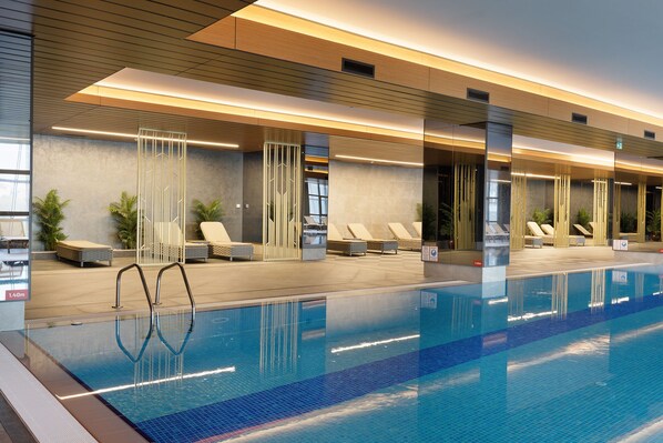 Indoor pool, seasonal outdoor pool - Sinpas Queen Bomonti Residence By Bondy (Istanbul)