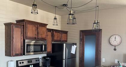 Cozy upstairs apartment in lovely Altus with downtown view, AC, WiFi