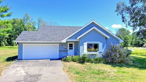 3 Bed 2ba spacious Cottage Retreat with RV Hookup & pet friendly