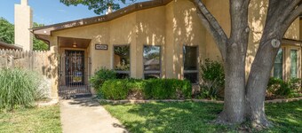 Charming 2-bedroom house in fabulous Amarillo with AC, WiFi, and Coffee Bar!