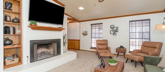 Charming 2-bedroom house in fabulous Amarillo with AC, WiFi, and Coffee Bar!