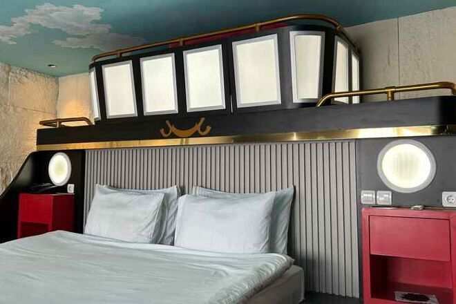 Roupas de cama premium, escrivaninha, Wi-Fi de cortesia