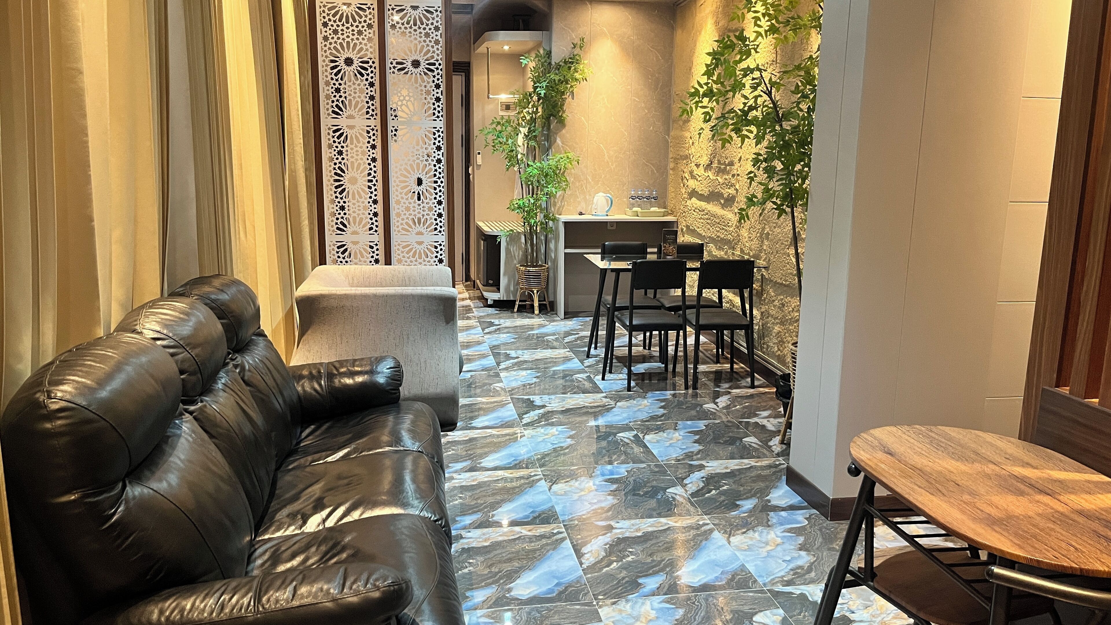 ROYAL SUITE | Living area | 40-inch LED TV with cable channels